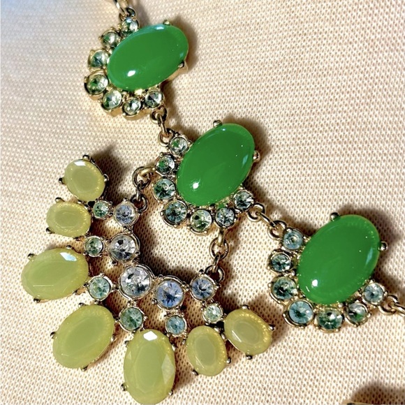 🆕 J. Crew Rare Green and Gold Flower Cabochon Crystal Fan Statement Bib Necklace - Picture 9 of 16